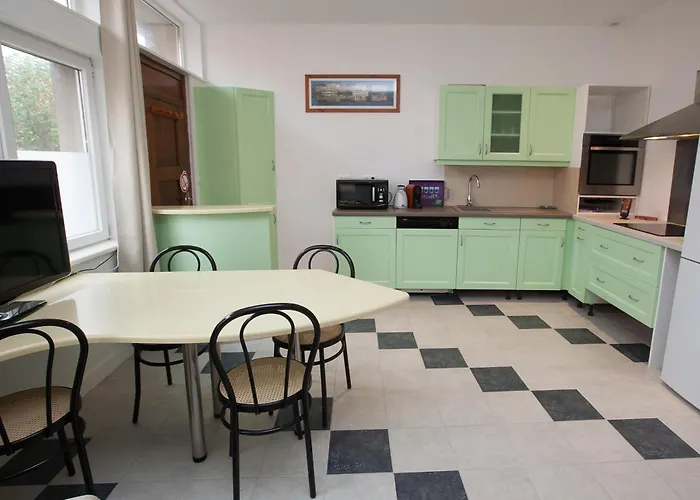 Proche Port Centre Village